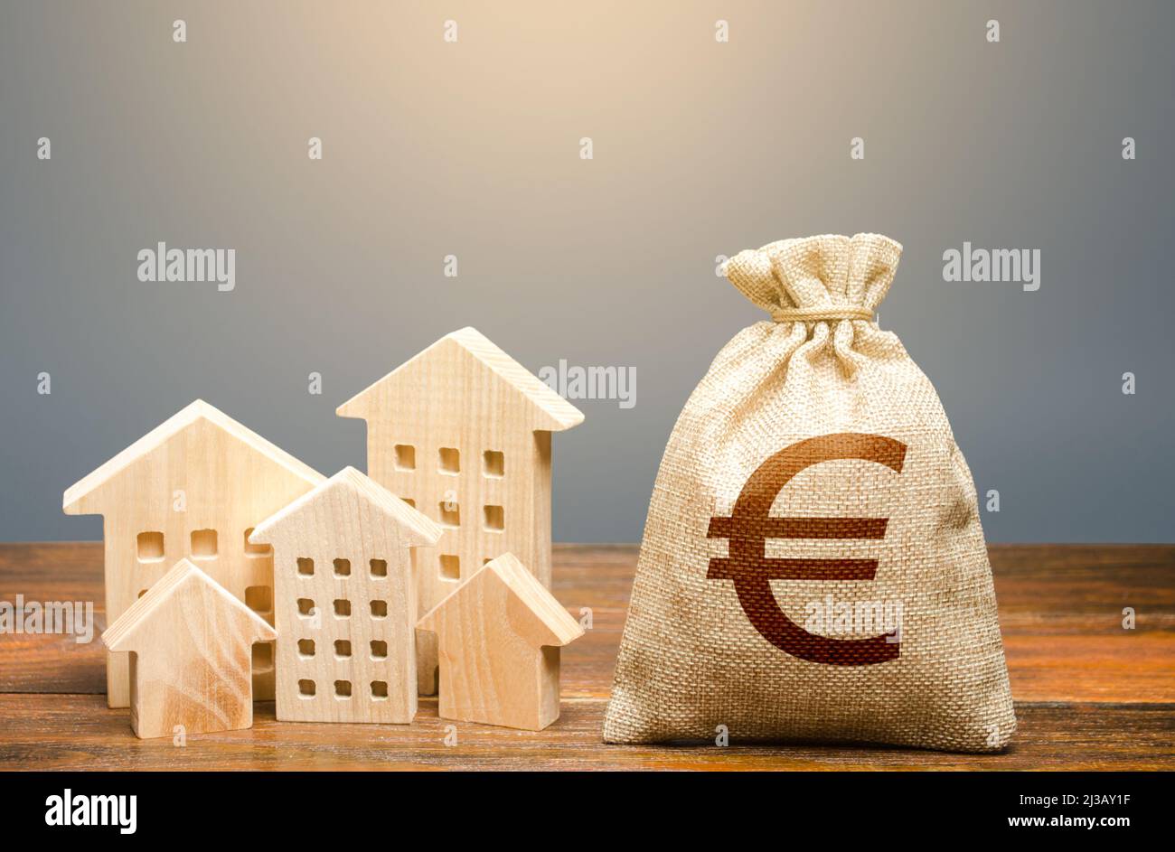 Häuser und Euro-Geldbeutel. Investitionen in die Immobilien- und Bauindustrie. Energieeffizienz und Kosten für Heizung und Hausdienstleistungen. Community Stockfoto