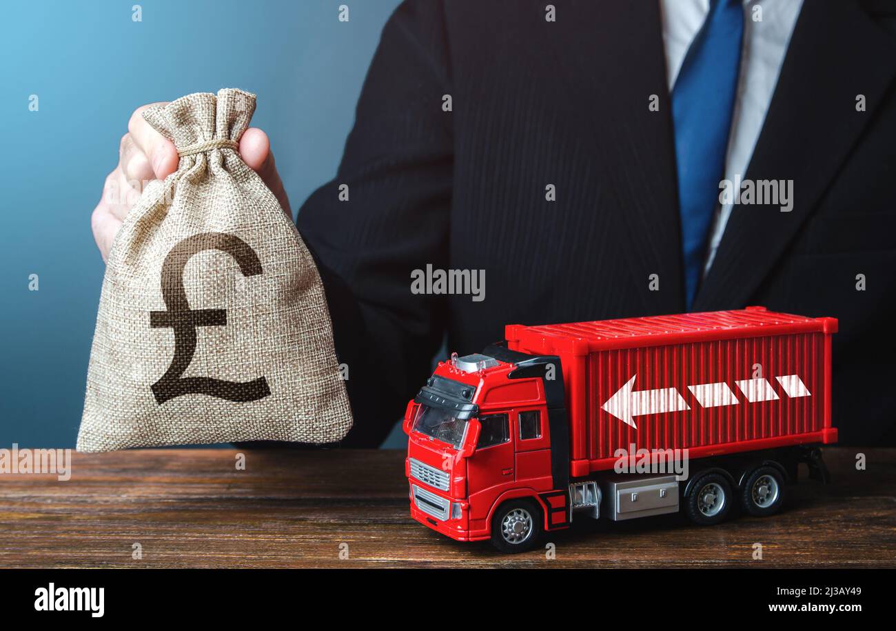 Geschäftsmann mit britischem Pfund Sterling Geldbeutel und LKW. Gute Gehälter für Fahrer. Steigende Preise, weltweite Behälterverknappung. Logistik. H Stockfoto