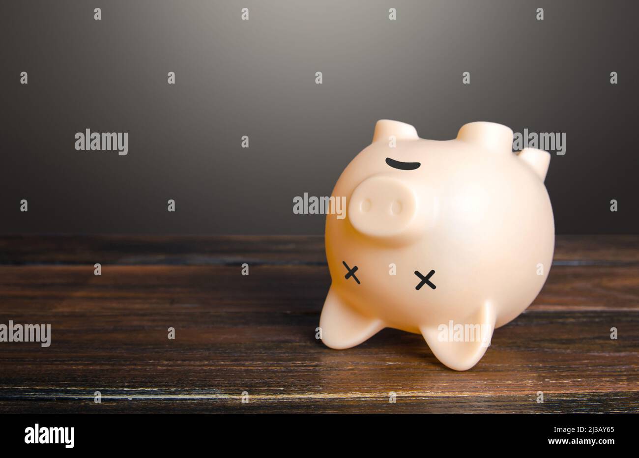 Das abgestorbene Sparschwein liegt auf dem Kopf. Wirtschaftliche Depression. Finanzkrise, Ende der Ersparnisse, Konkurs. Abwertung, Inflation. Verarmung. Refinanci Stockfoto