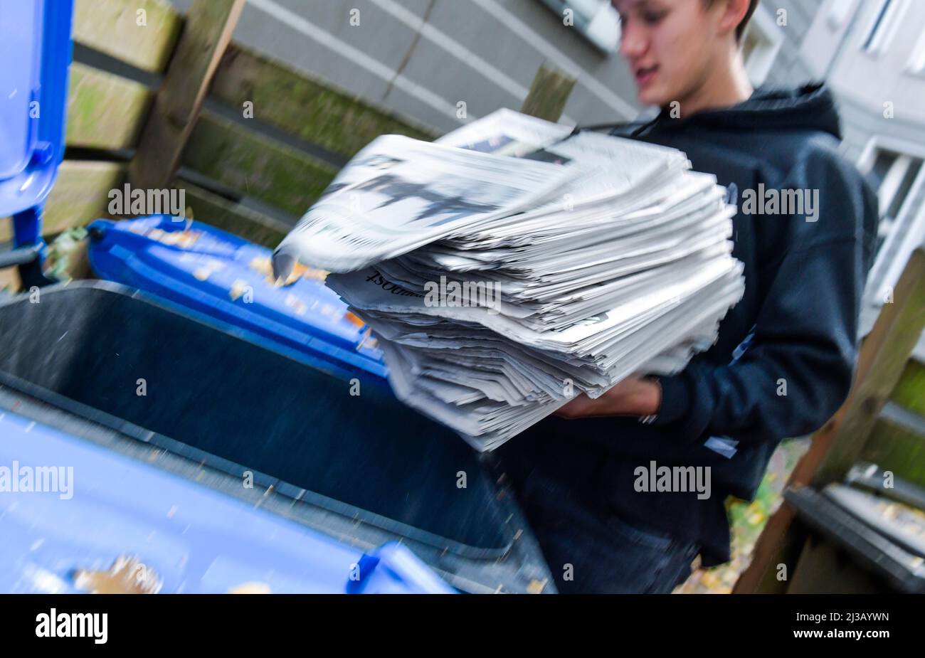 Zeitungen, Entsorgung, Papierkorb Stockfoto
