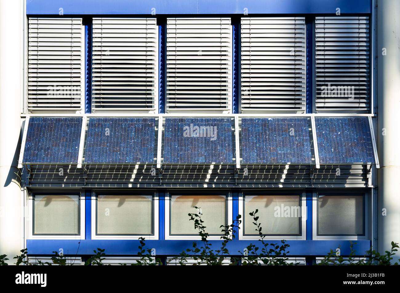 Campus Sankt Augustin der Hochschule Bonn-Rhein-Sieg, Gebäude C mit Solarfassade, Sankt Augustin, Rheinland, Nord Stockfoto