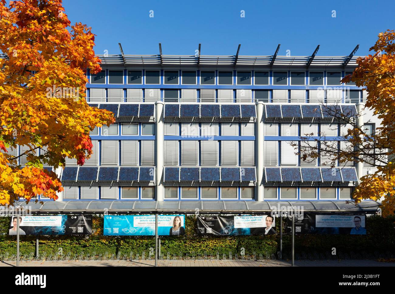 Campus Sankt Augustin der Hochschule Bonn-Rhein-Sieg, Gebäude C mit Solarfassade, Sankt Augustin, Rheinland, Nord Stockfoto
