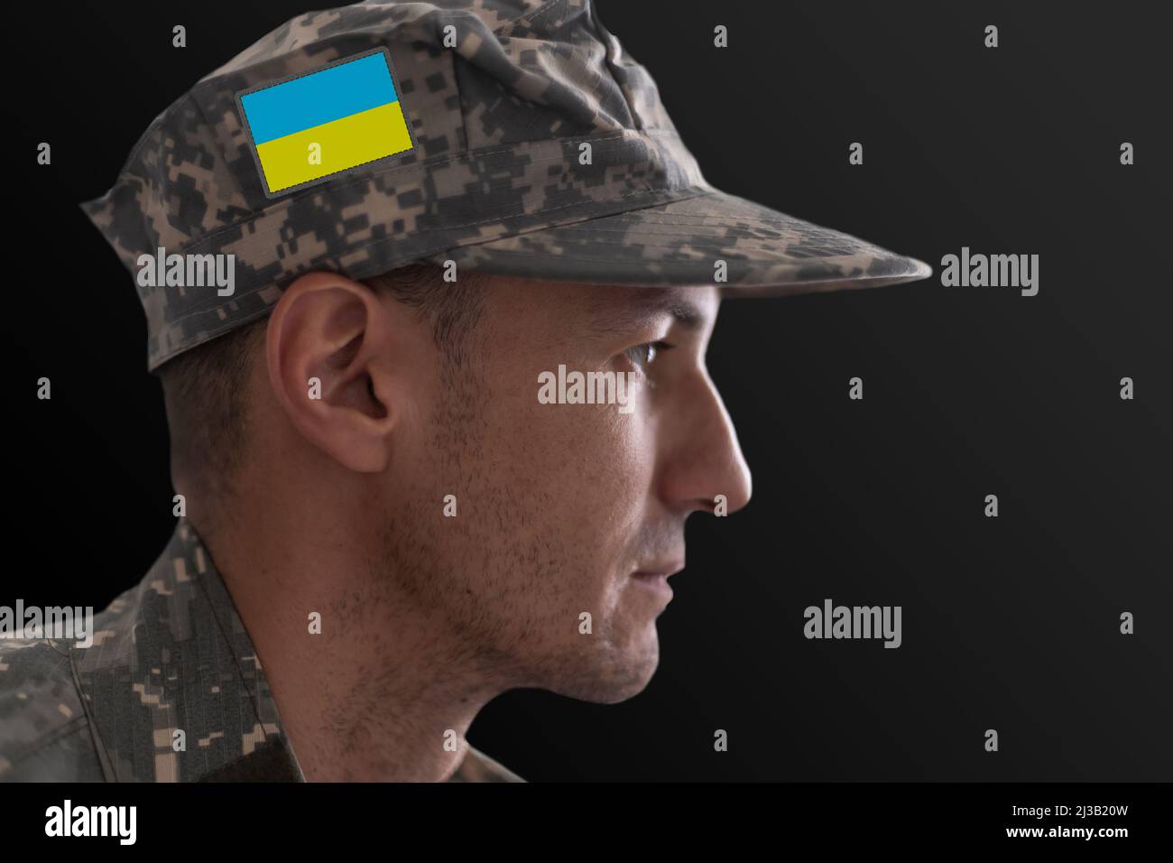 Ukrainischer Soldat. Ukrainisch in der Armee. Ukrainische Flagge auf