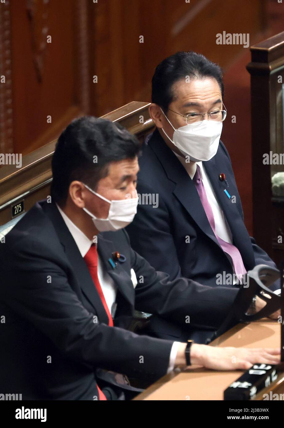 Tokio, Japan. 7. April 2022. Der japanische Premierminister Fumio Kishida (R) chattet mit Verteidigungsminister Nobuo Kishi (L) bei der Plenarsitzung des Unterhauses am Donnerstag, dem 7. April 2022, beim Nationalrat in Tokio. Das japanische Unterhaus verabschiedete einen Gesetzentwurf zur wirtschaftlichen Sicherheit angesichts wachsender geopolitischer Risiken. Quelle: Yoshio Tsunoda/AFLO/Alamy Live News Stockfoto