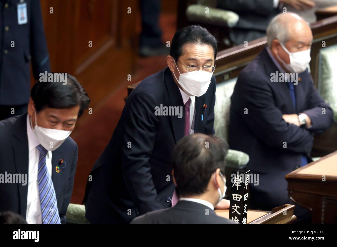 Tokio, Japan. 7. April 2022. Der japanische Premierminister Fumio Kishida (C) verlässt am Donnerstag, dem 7. April 2022, die Plenarsitzung des Unterhauses beim Nationaldiät in Tokio. Das japanische Unterhaus verabschiedete einen Gesetzentwurf zur wirtschaftlichen Sicherheit angesichts wachsender geopolitischer Risiken. Quelle: Yoshio Tsunoda/AFLO/Alamy Live News Stockfoto