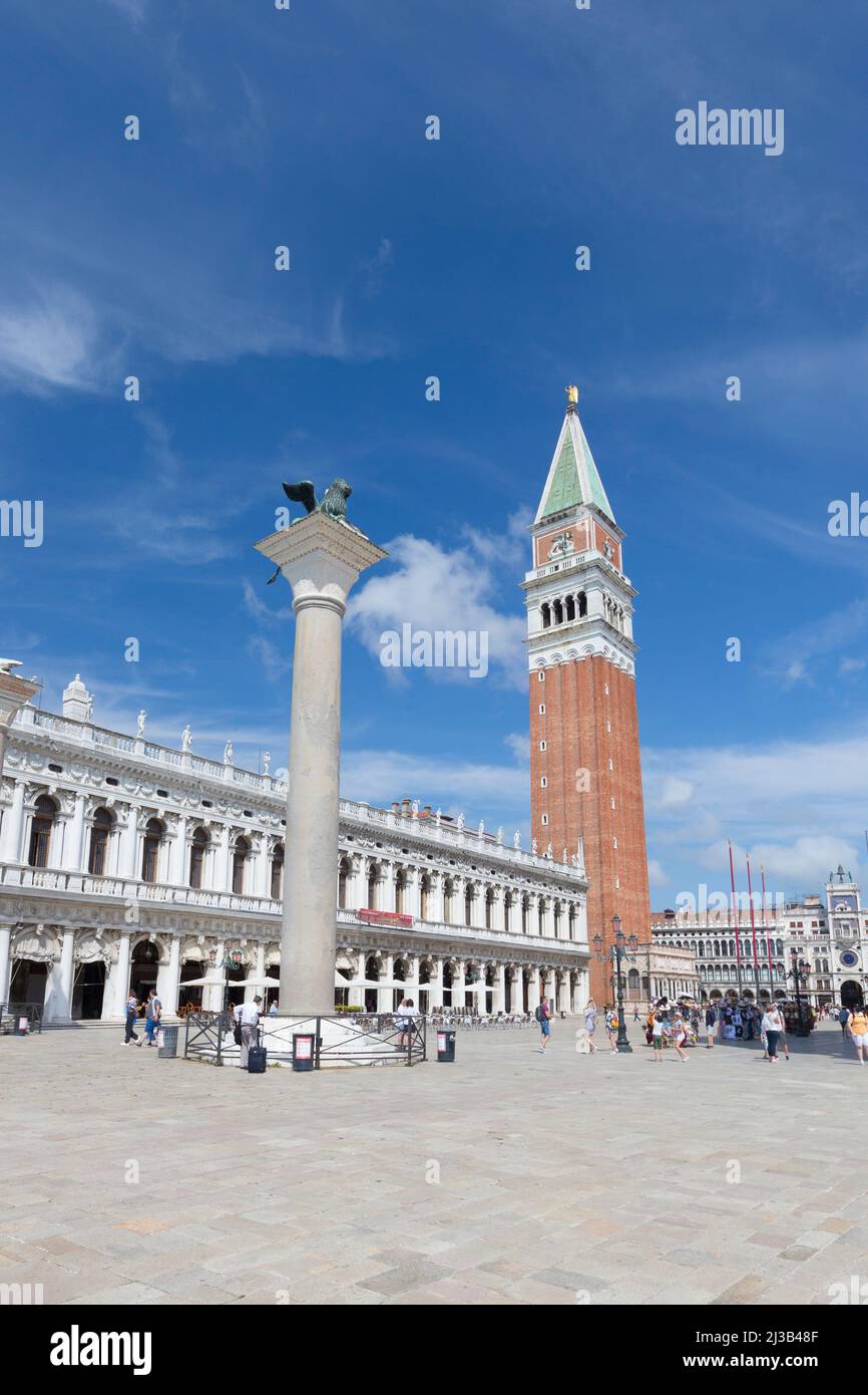 Markussäule und Glockenturm, Markusplatz, Venedig, Italien Stockfoto