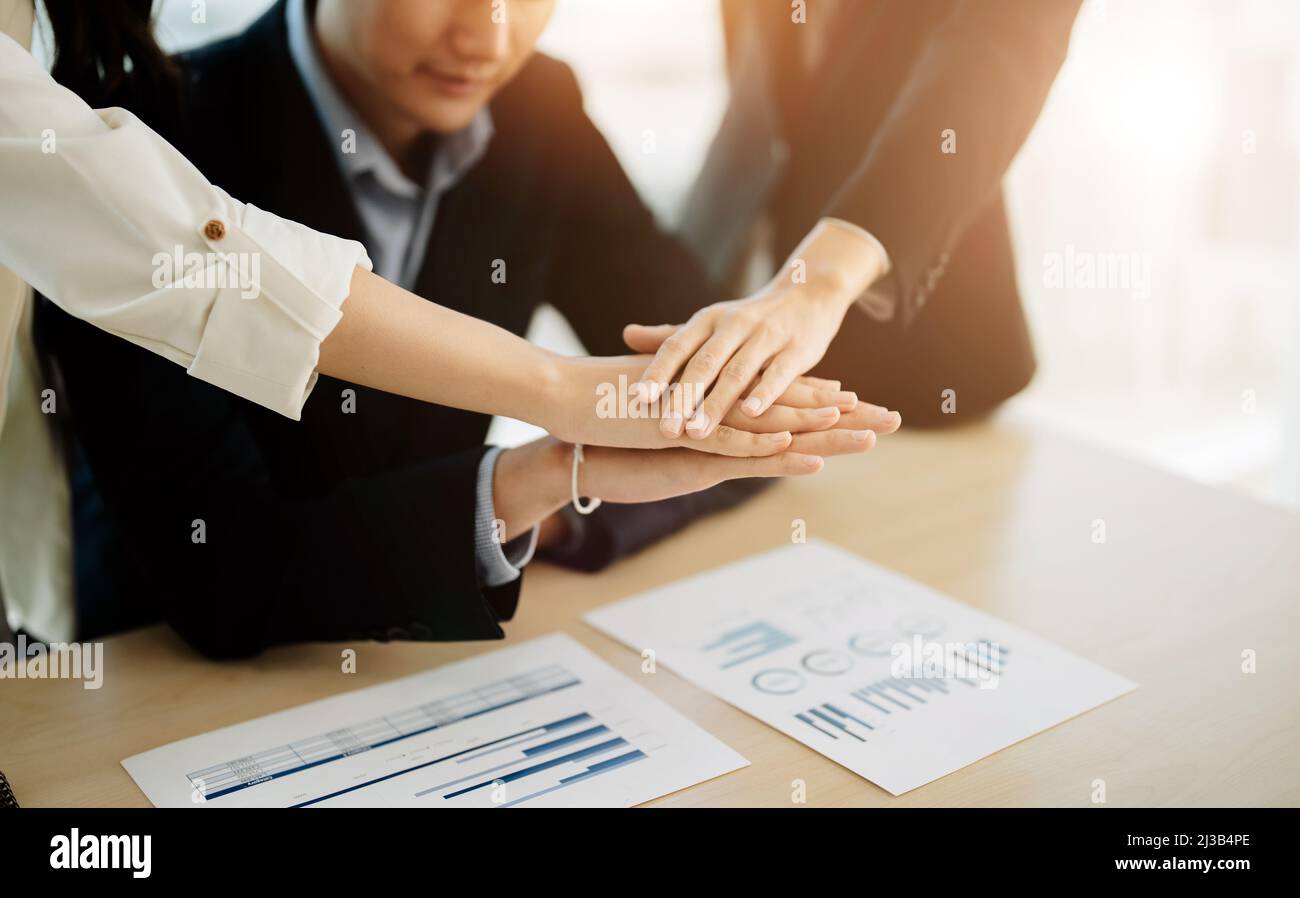 Teamwork-Business vereint Konzept, Business Team steht Hand Together, Freiwilligenarbeit. Menschen, die sich für den Erfolg der Zusammenarbeit einfinden Stockfoto