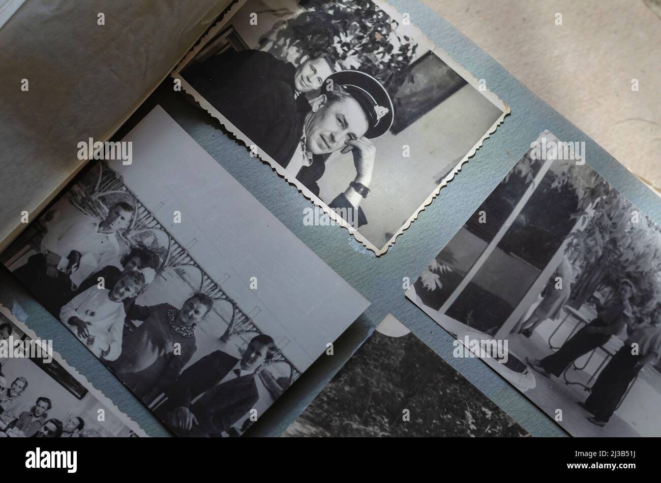 Vintage-Fotos in einem Familienalbum. Schwarzweißfotos von Eltern und Verwandten. Stockfoto