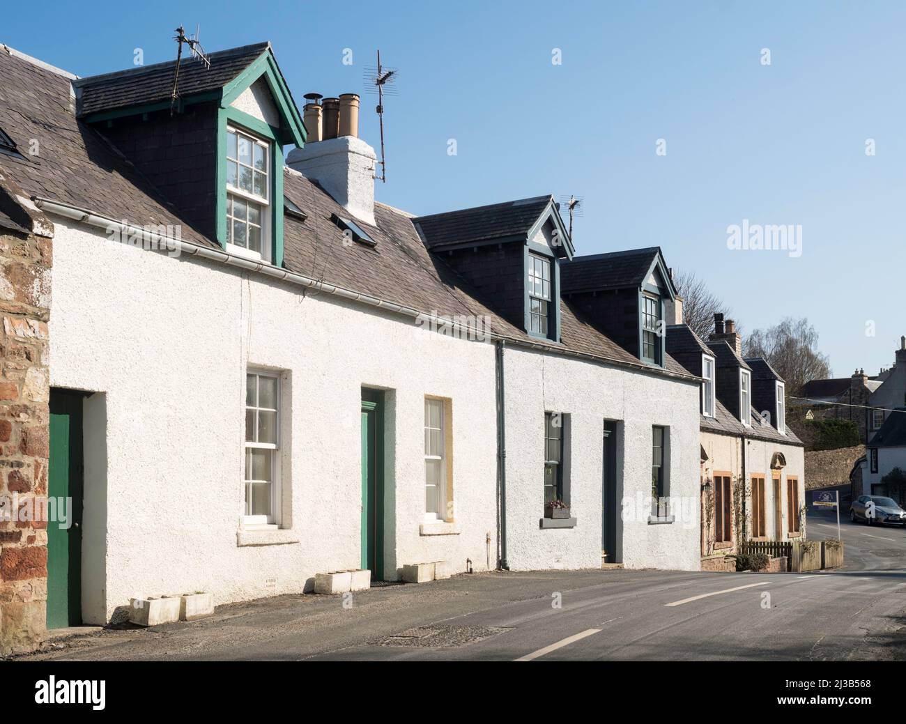 Eine Reihe von historischen Cottages an der Main Street, Newstead, in den Scottish Borders, Schottland, Großbritannien Stockfoto