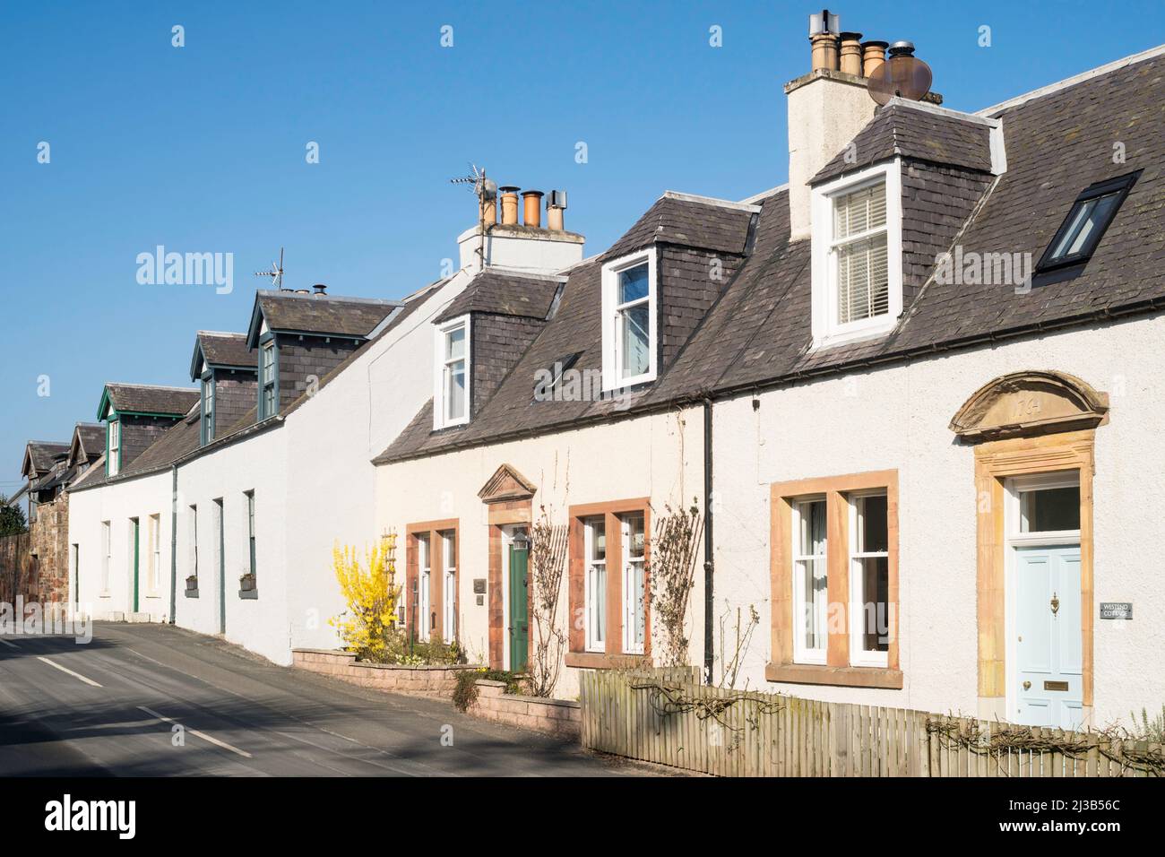 Eine Reihe von historischen Cottages an der Main Street, Newstead, in den Scottish Borders, Schottland, Großbritannien Stockfoto