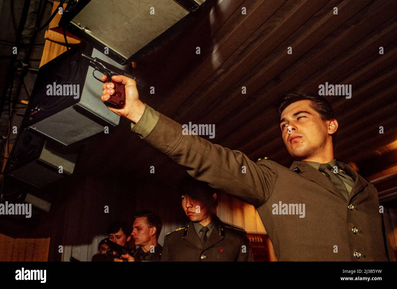 Zielpraxis in der KGB-Ausbildungsschule, Moskau, Russland, UdSSR, mit dem KGB-Standard 9mm Handfeuerwaffe 1990. Dies war das erste Mal, dass Journalisten außerhalb der UdSSR den KGB fotografieren durften. Stockfoto