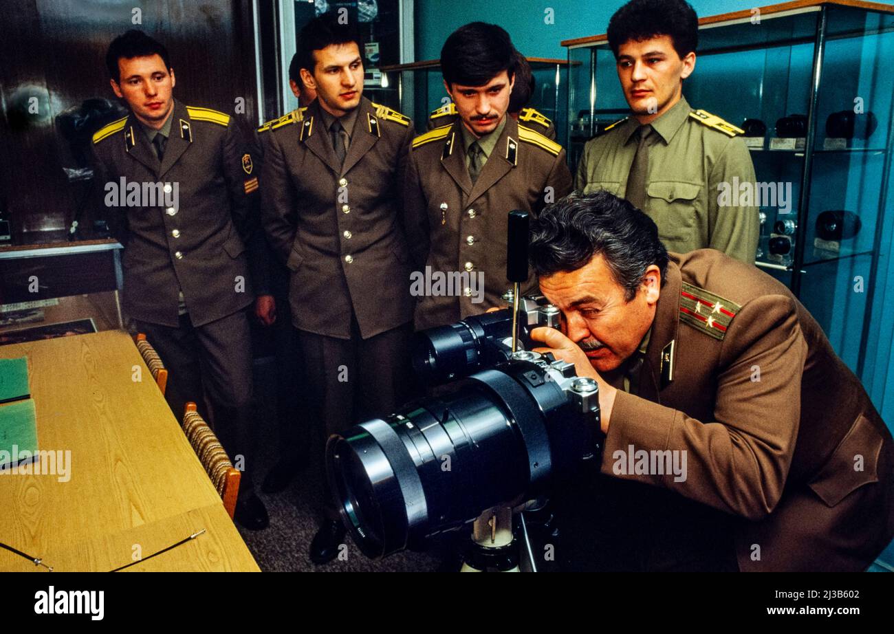 KGB-Ausbildungsschule, Moskau, Russland, UdSSR 1990. Lehrtätigkeit als Professor und Studenten in der fotoreforensischen Abteilung. Stockfoto