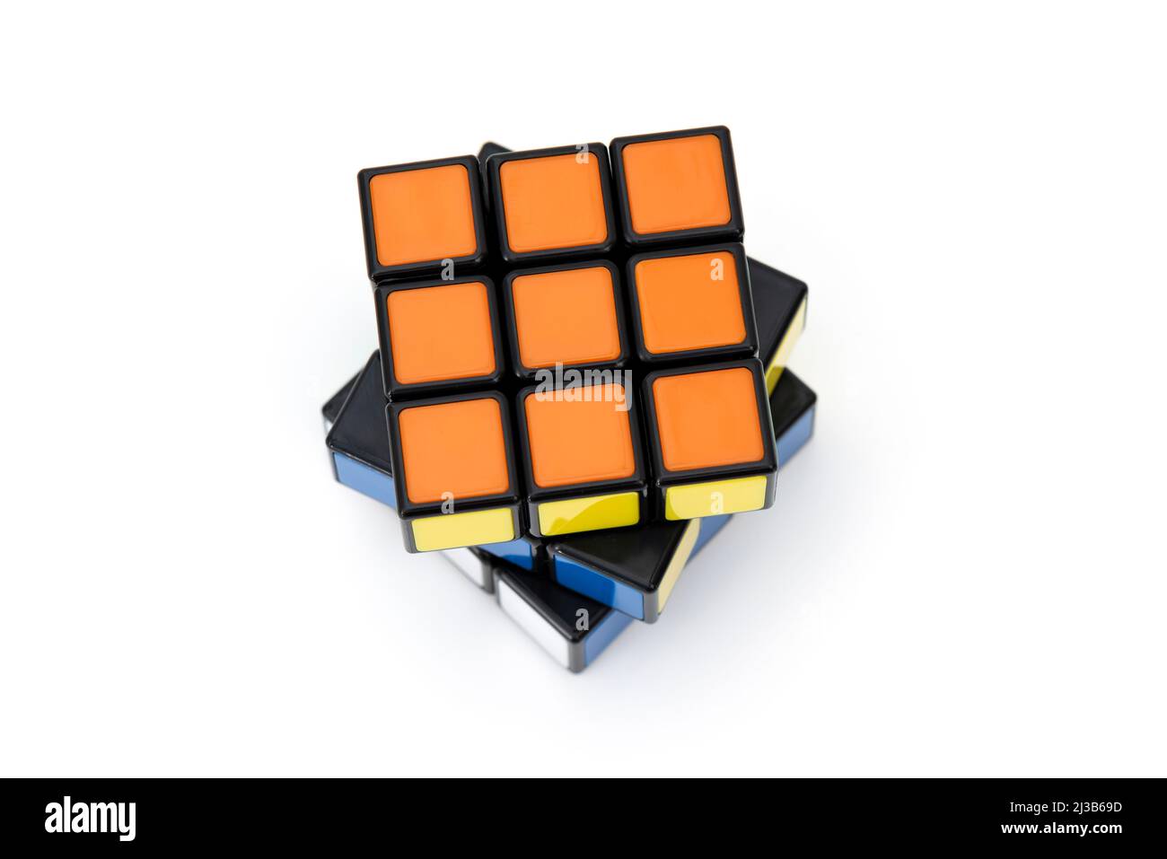 ISTANBUL- TÜRKEI - 24. DEZEMBER 2021: Rubik's Cube auf weißem Hintergrund. Rubik's Cube auf weißem Hintergrund. Rubik's Cube erfunden von einem ungarischen A Stockfoto