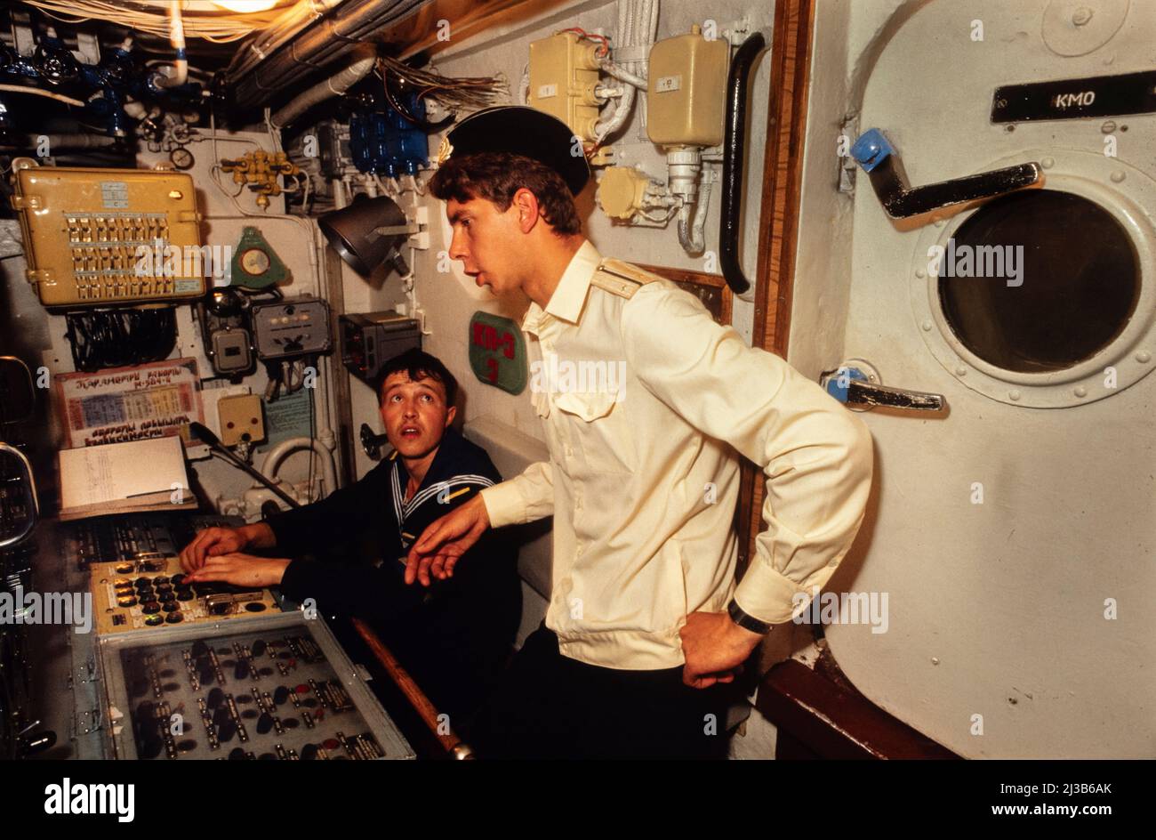 KGB-Marineoffiziere im Kontrollraum an Bord eines Grenzpanners auf dem Schwarzen Meer, der Krim, UdSSR, August 1990 Stockfoto