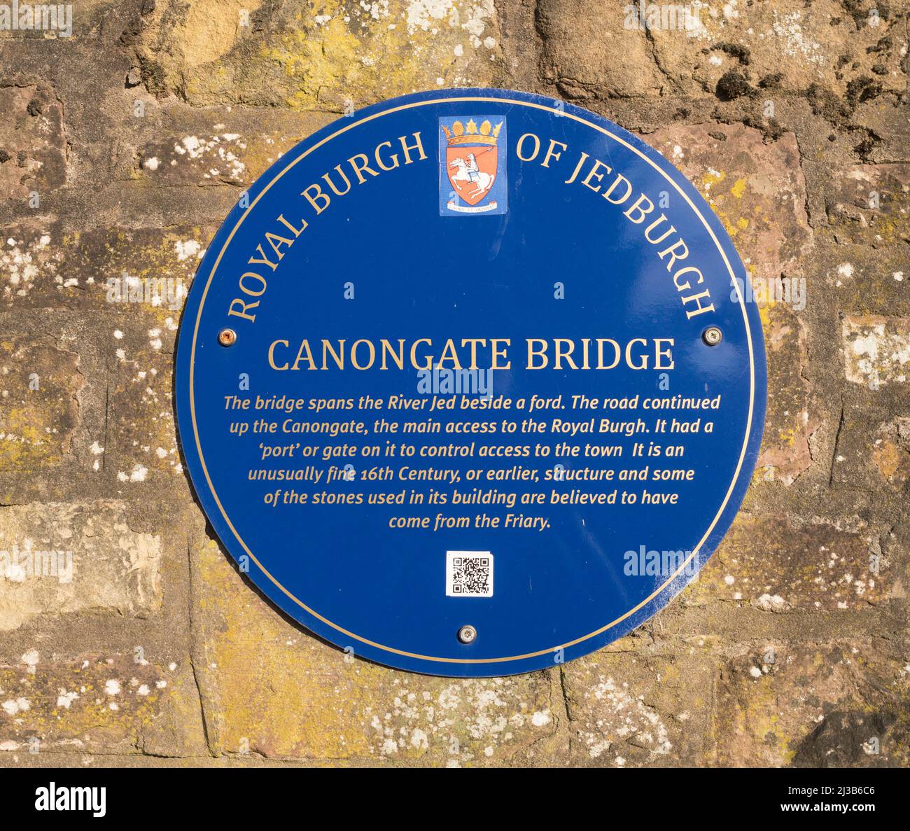 Eine blaue Tafel, die die Canongate Bridge in Jedburgh, Scottish Borders, Schottland, Großbritannien, beschreibt Stockfoto