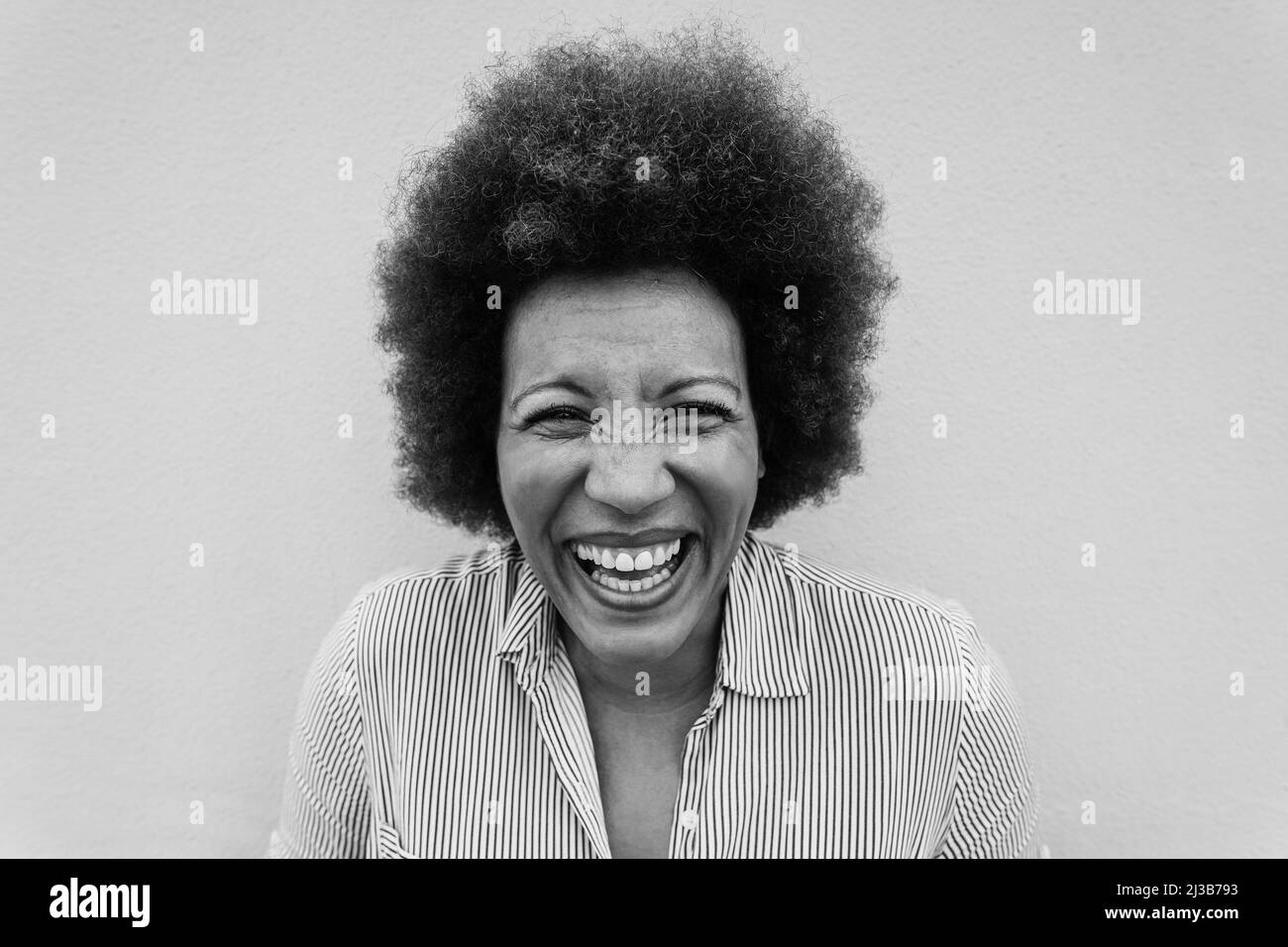 Porträt einer glücklichen älteren afrikanischen Frau beim Blick auf die Kamera - Fokus auf Gesicht - Schwarz-Weiß-Schnitt Stockfoto