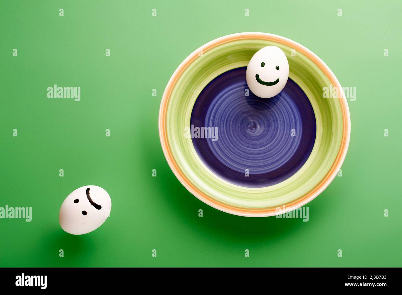 Ei-Smileys mit unterschiedlichen Emotionen. Einfaches gut und Böse Konzept mit Eiern. Stockfoto