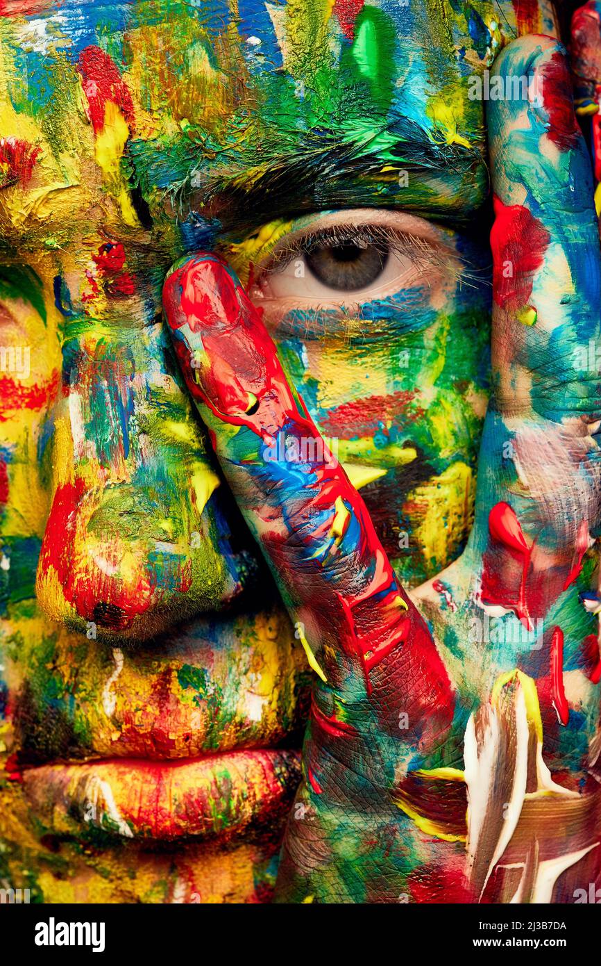 Weibliches Gesicht und Augen aus der Nähe, gemalt in bunten, lebendigen Farben mit sichtbaren, starken Pinselstrichen Stockfoto