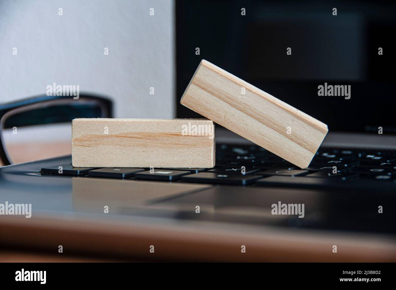 Leere Holzblöcke auf einem Laptop. Speicherplatz kopieren Stockfoto