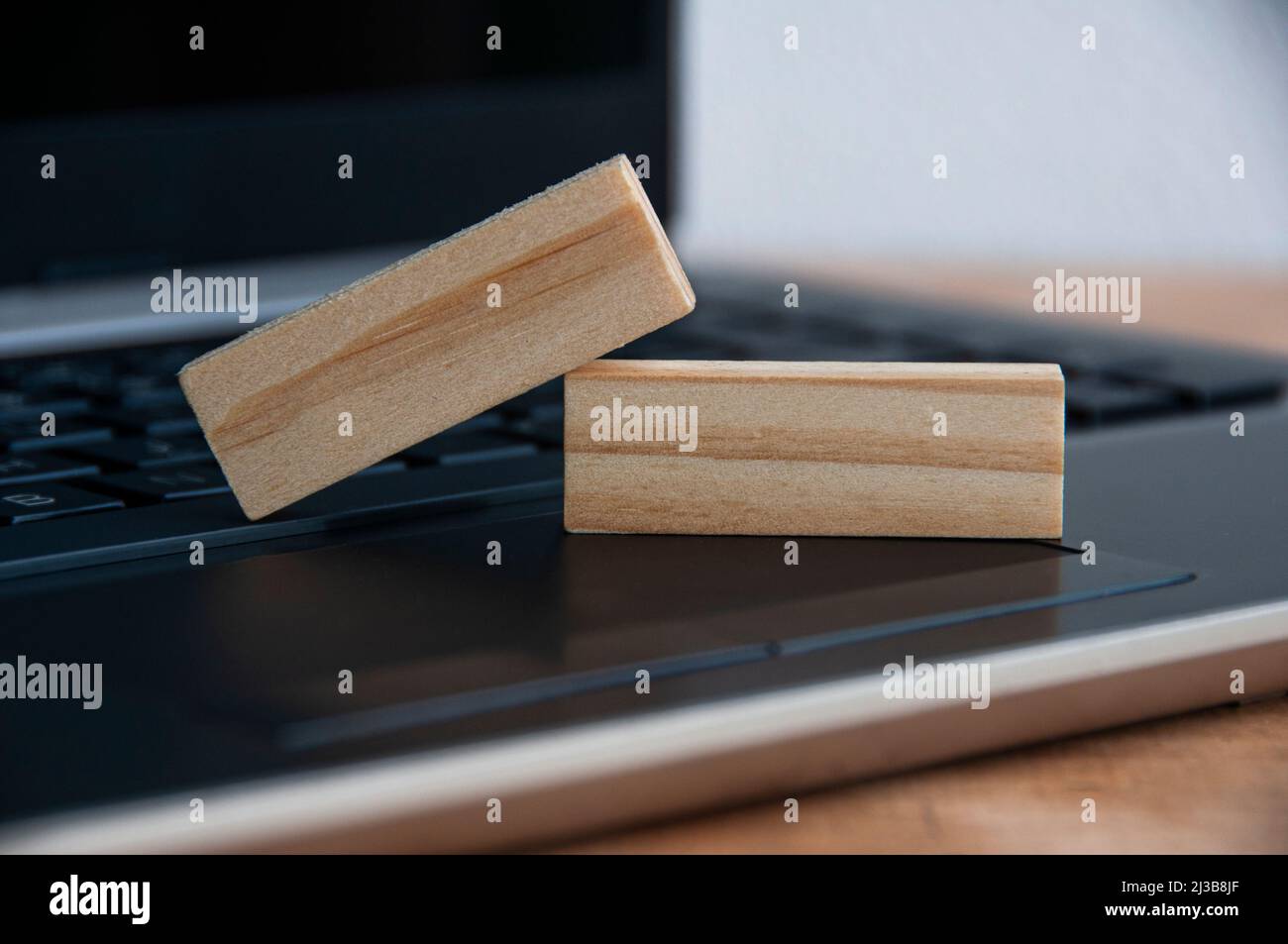 Leere Holzblöcke auf einem Laptop. Speicherplatz kopieren Stockfoto