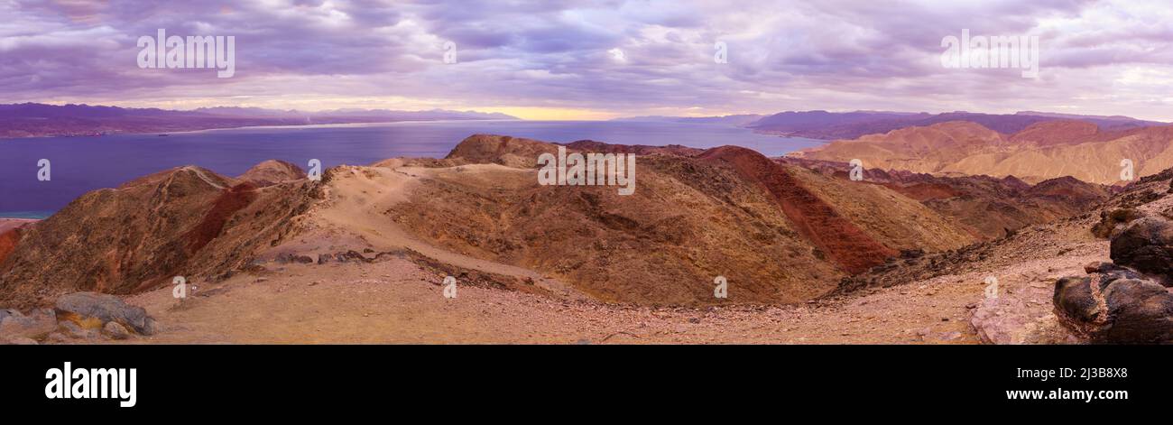 Panoramablick auf den Golf von Aqaba und die Grenzversammlung von Israel, Jordanien, Saudi-Arabien und Ägypten bei Sonnenuntergang. Mount Tzfahot, Süd-Israel Stockfoto