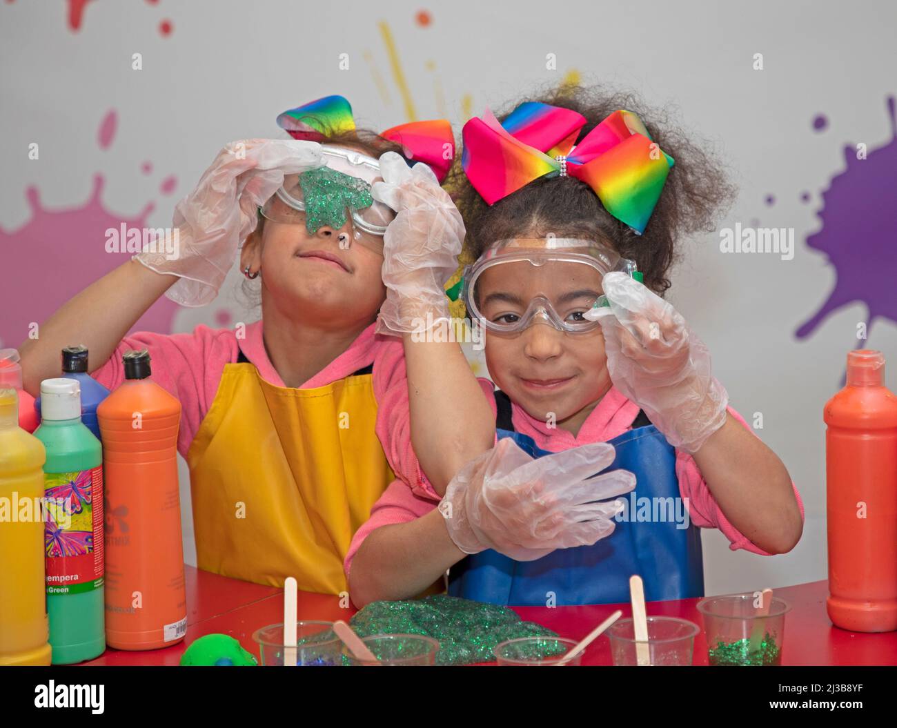 Edinburgh, Schottland, Großbritannien. 7.. April 2022. Edinburgh Science Festival Photocall für Veranstaltung, die in und um Edinburgh zwischen dem 9. Und 24. April beginnt. Mit Revolutionen als Thema von 2022. Das Festival feiert 50 Jahre, seit James Lovelock zum ersten Mal seine revolutionäre Gaia-Hypothese im Druck erwähnte – und lenkte die Aufmerksamkeit der Öffentlichkeit auf die Vernetzung der empfindlichen ökologischen Zyklen, die für die Erhaltung des Lebens auf der Erde unerlässlich sind. Im Bild:Isabella Emetuche 6 Laborwissenschaftlerin, Gabriella Emetuche 6 Laborwissenschaftlerin. Quelle: Arch White/alamy Live News. Stockfoto