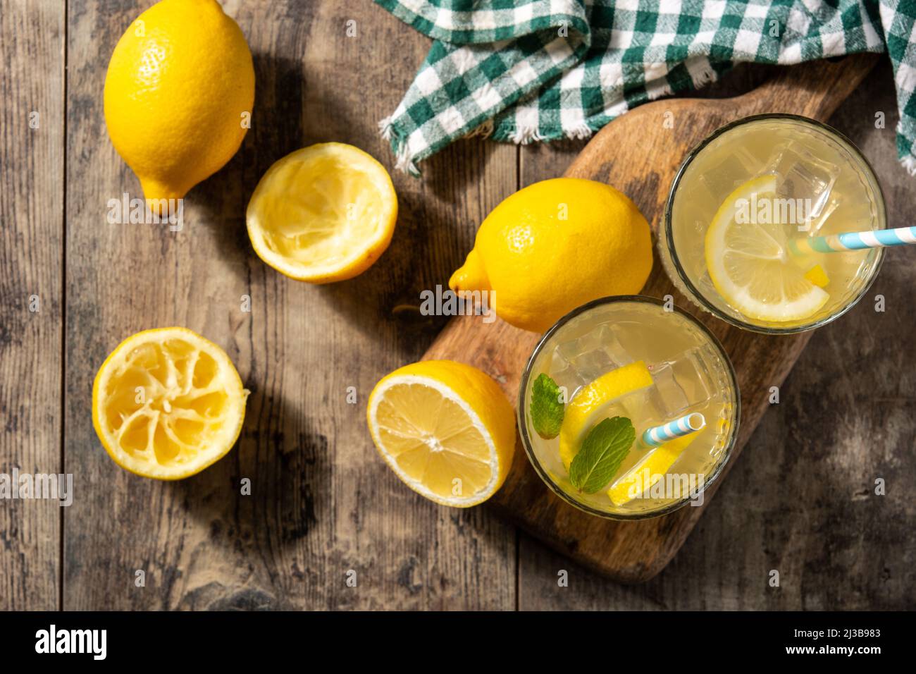 Glas frische Limonade auf hölzernen Tisch Stockfoto