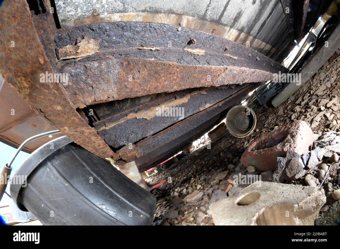 Rostende Unterseite des Transportbehälters aus Metall Stockfoto