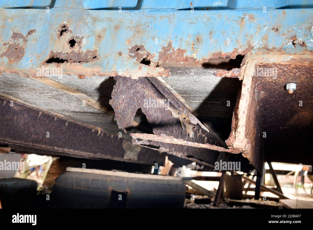 Rostende Unterseite des Versandbehälters Stockfoto