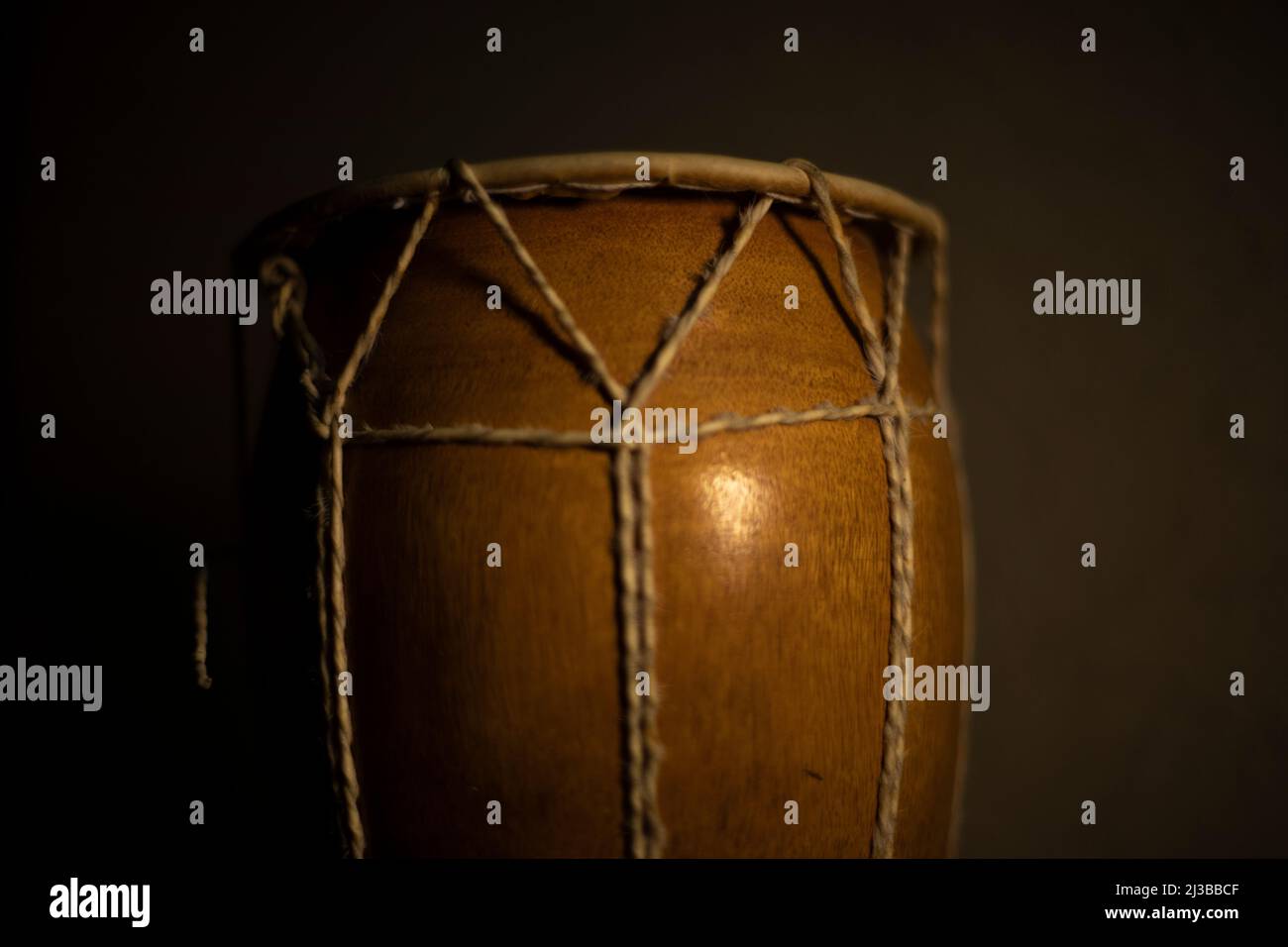 Afrikanische Trommel. Schlaginstrument aus Holz. Seile ziehen die Membran der Trommel fest. Details zum musikalischen Inventar. Stockfoto