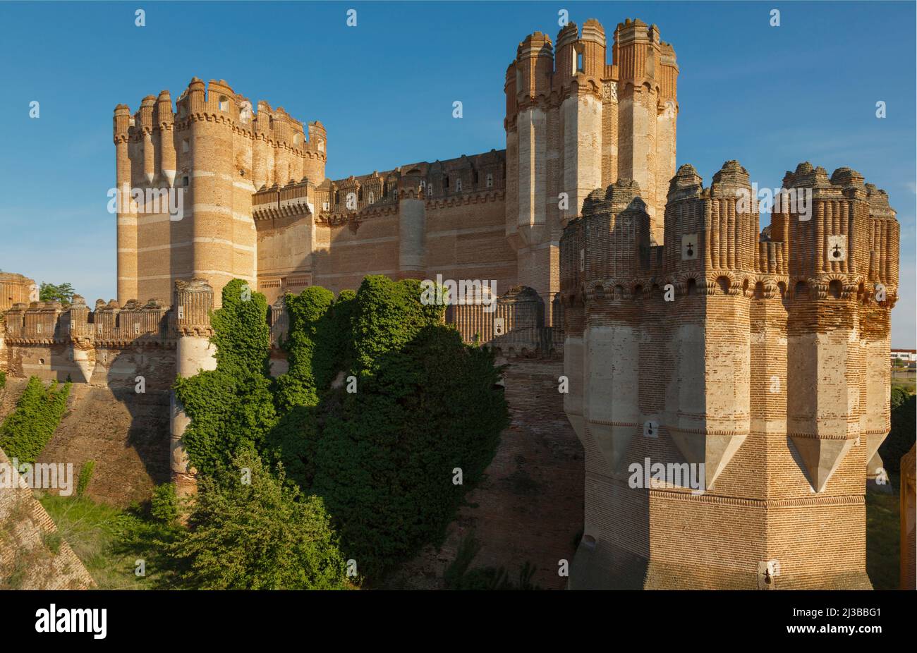Coca, Provinz Segovia, Kastilien und Leon, Spanien. Castillo de Coca. Coca Castle. Wichtiges Beispiel für die militärische Architektur von Mudéjar. Das Schloss war Stockfoto
