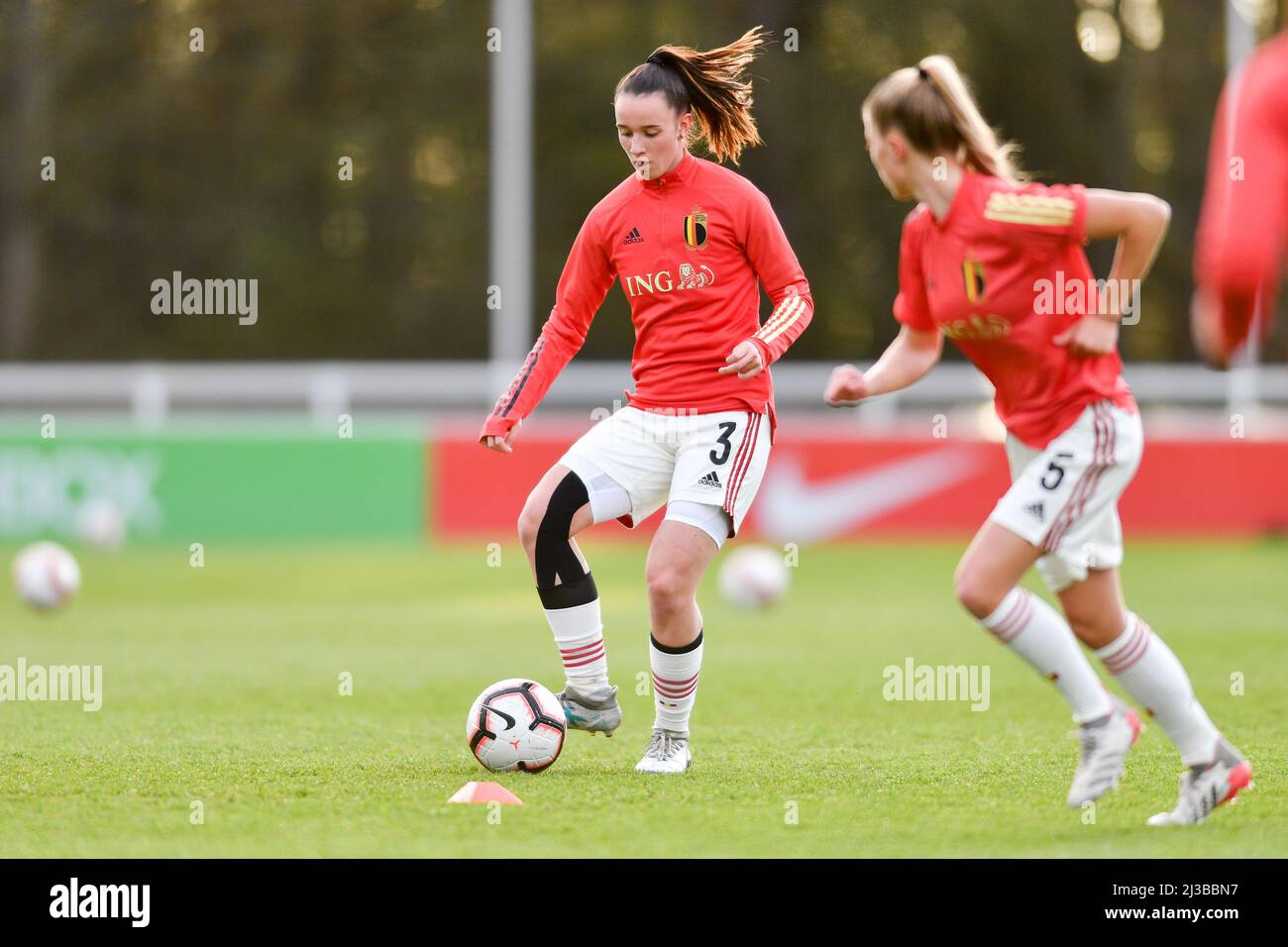 Burton Upon Trent, Großbritannien. 03. März 2022. Die Belgierin Loredana Humartus erwärmt sich vor dem UEFA Womens U19 Championship Qualifying (League A, Group 3)-Spiel zwischen Island und Belgien im St. Georges Park in Burton Upon Trent. Will Palmer/SPP Kredit: SPP Sport Pressefoto. /Alamy Live News Stockfoto