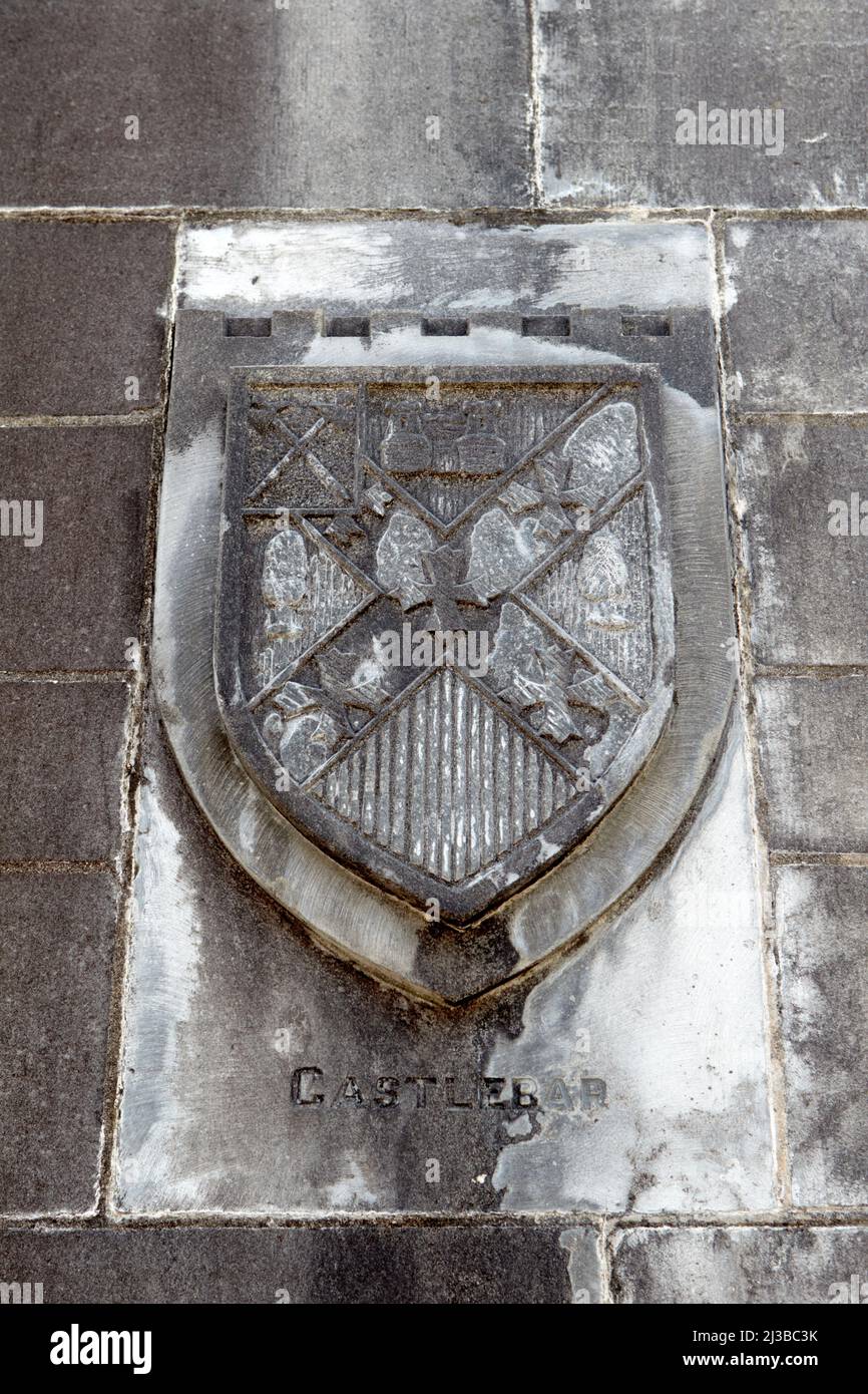 castlebar Stadtwappen an der Kirche unserer Dame des heiligen Rosenkranzes castlebar County Mayo republik irland Stockfoto