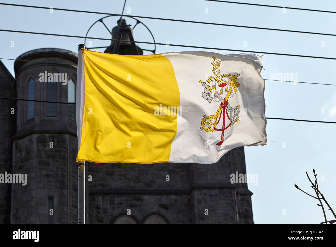 Päpstliche Flagge der Papstflagge der vatikanstadt, die vor der Kirche in castlebar County Mayo republic of ireland fliegt Stockfoto