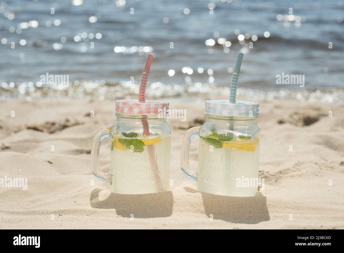 Zwei Mojitos am Strand im Sand Stockfoto