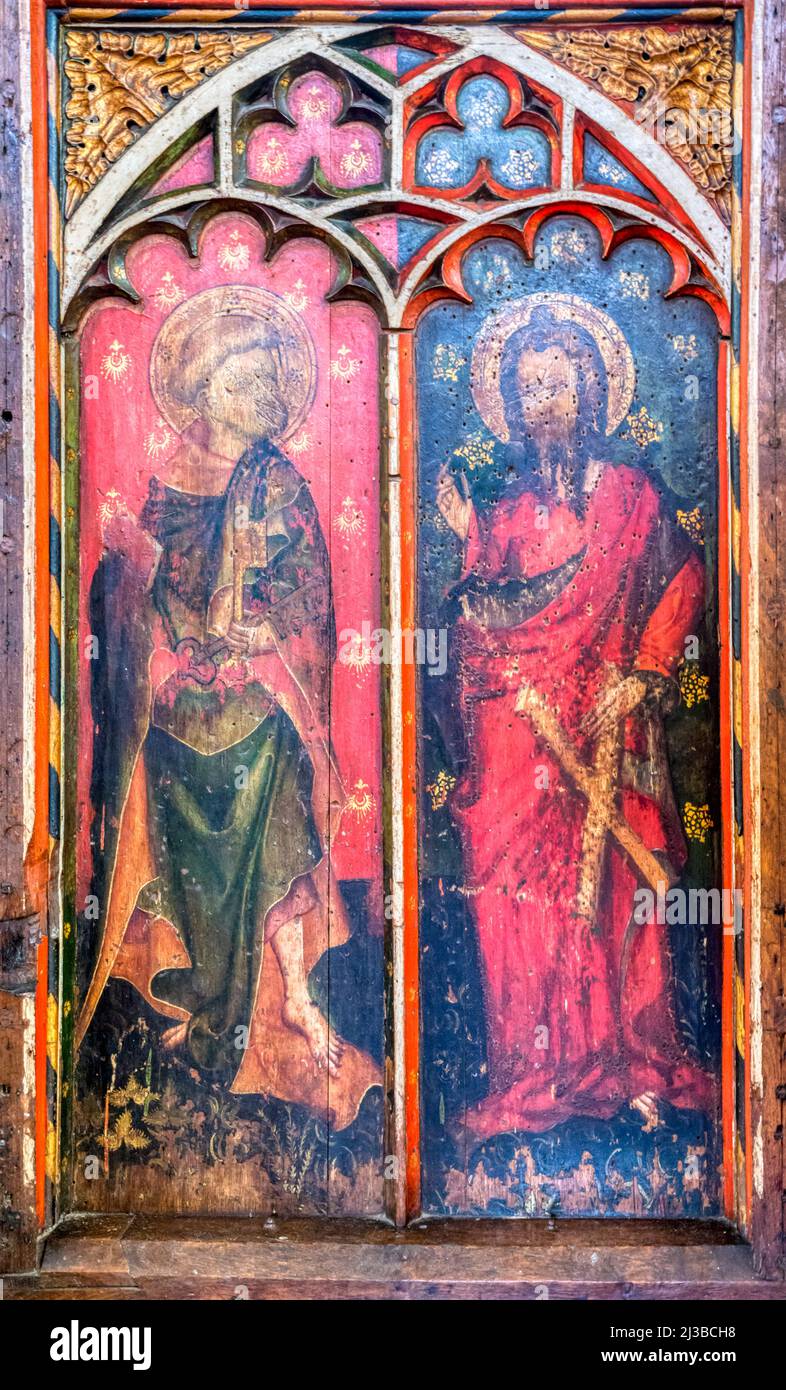 St. Peter und St. Andrew (L-R) auf dem Rood Screen von etwa 1400 in der St. James' Kirche in Castle Acre, Norfolk. Stockfoto