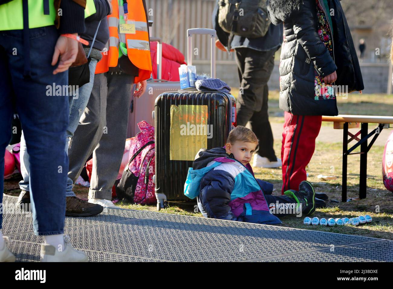 Ukrainisches Flüchtlingskind am Berliner Hauptbahnhof, nachdem es dem Krieg entkommen war. Stockfoto