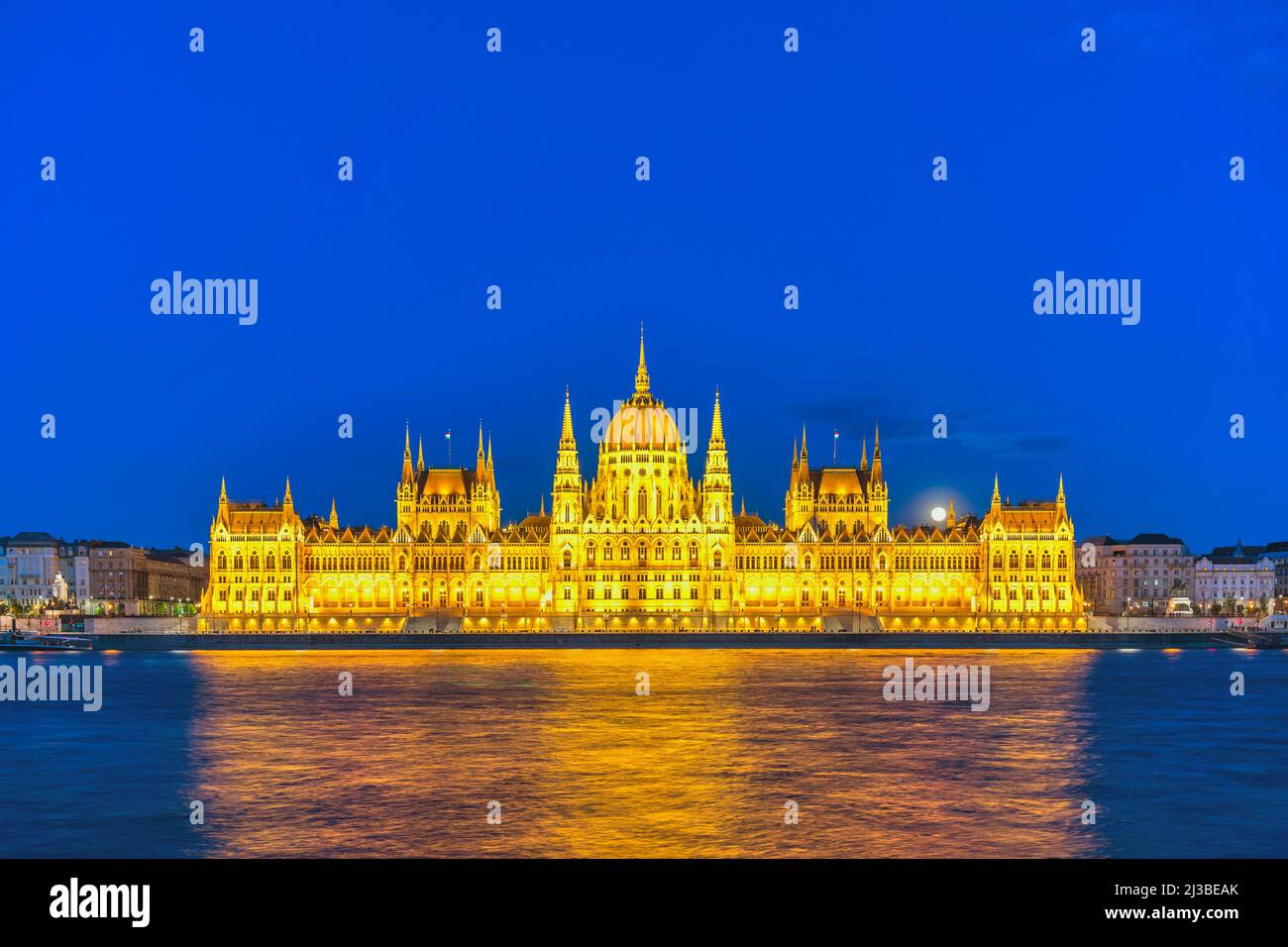 Budapest Ungarn, City Skyline Night am ungarischen Parlament und Donau Stockfoto