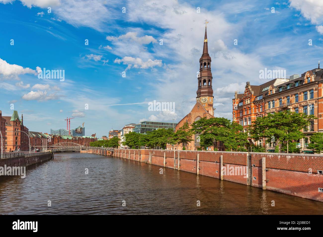 Hamburg Deutschland, Skyline der Stadt in der Speicherstadt mit der Katharinenkirche Stockfoto