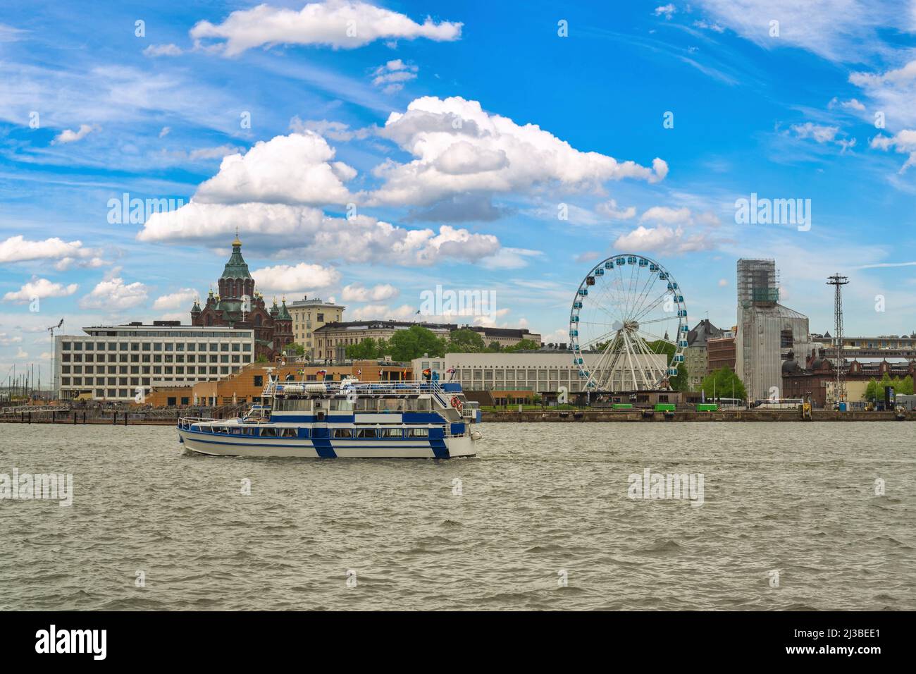 Helsinki Finnland, Skyline der Stadt am Pier der Altstadt von Helsinki und der Uspenski-Kathedrale Stockfoto