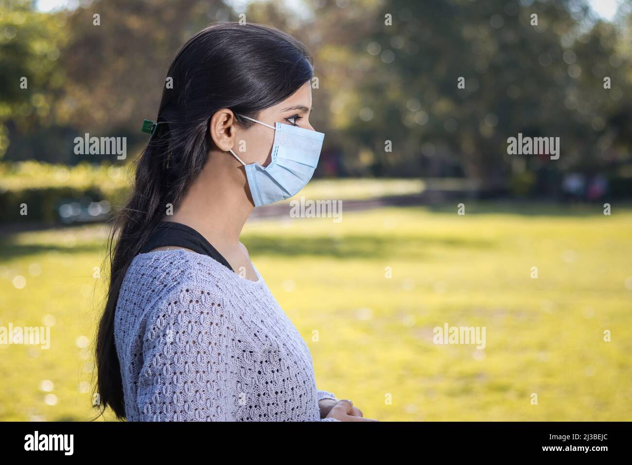 Indische Teenager Teenager Mädchen junge Frau trägt eine Gesichtsmaske draußen während des Coronavirus. Stockfoto