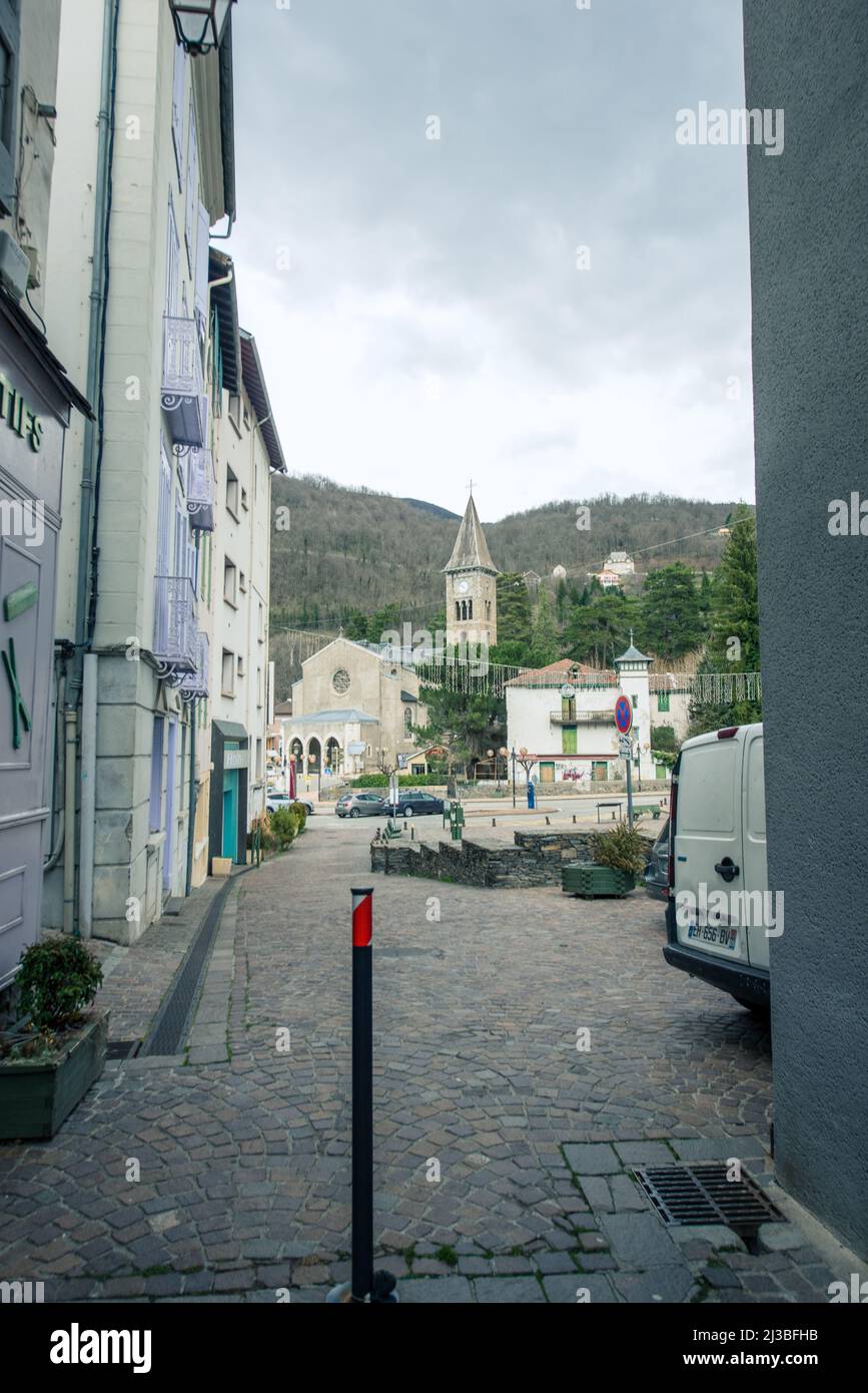 AX Les Termes, Frankreich : 2022. März 14 : Stadtbild von AX Les Thermes an einem Winternachmittag im Jahr 2022. Stockfoto