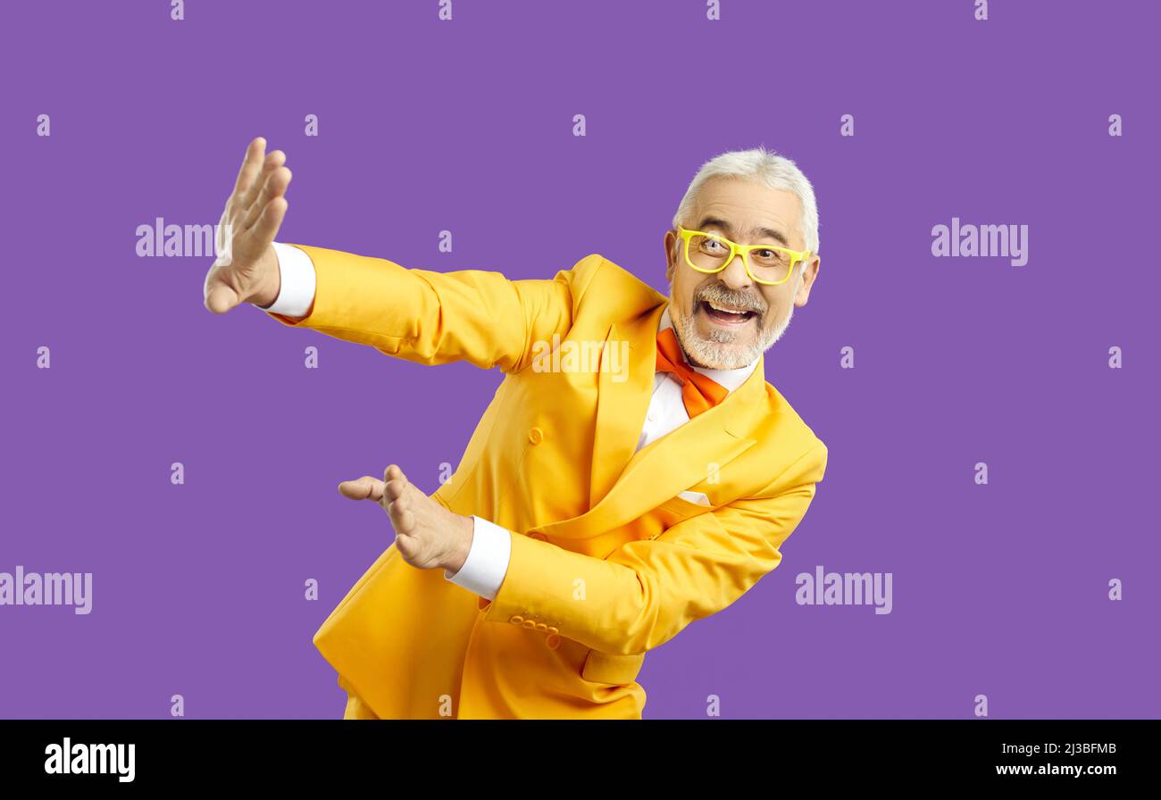 Lustige reife Mann haben Spaß tanzen Stockfoto