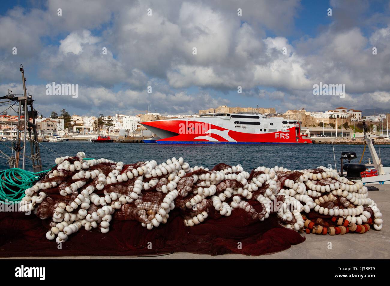 Tarifa, Spanien - Februar 6,2022: Red HSC Tarifa Jet im Hafen von Tarifa. Es handelt sich um eine 86 m schnelle Katamaran-Fähre, die von der Förde Reederei Seetouristik I betrieben wird Stockfoto