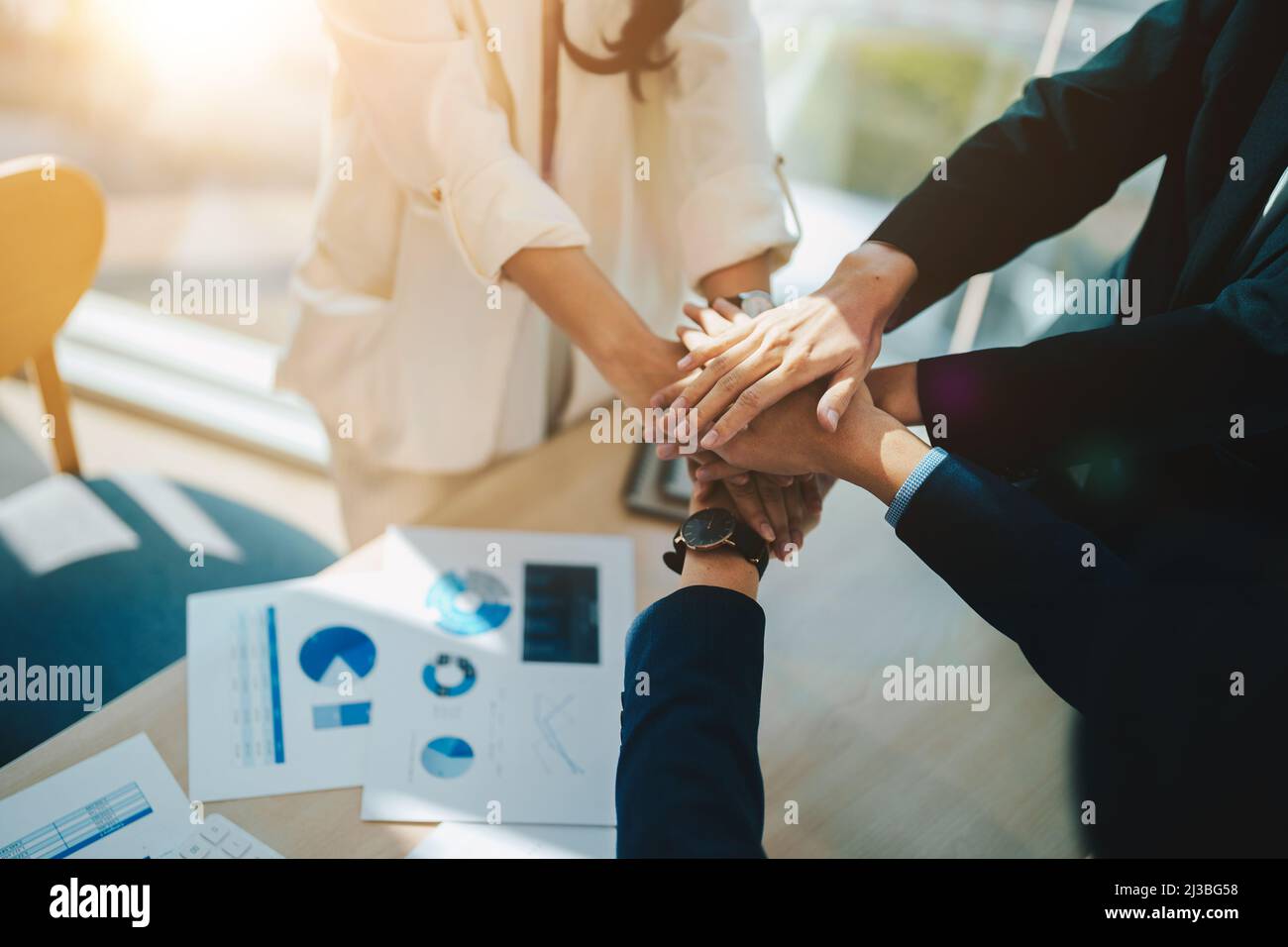 Teamwork-Business vereint Konzept, Business Team steht Hand Together, Freiwilligenarbeit. Menschen, die sich für den Erfolg der Zusammenarbeit einfinden Stockfoto