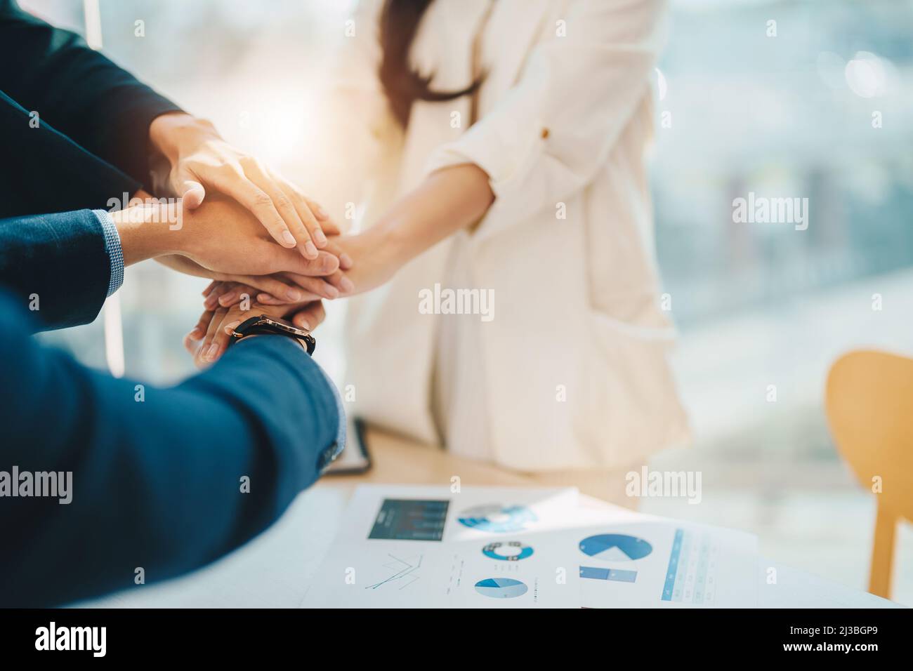 Teamwork-Business vereint Konzept, Business Team steht Hand Together, Freiwilligenarbeit. Menschen, die sich für den Erfolg der Zusammenarbeit einfinden Stockfoto