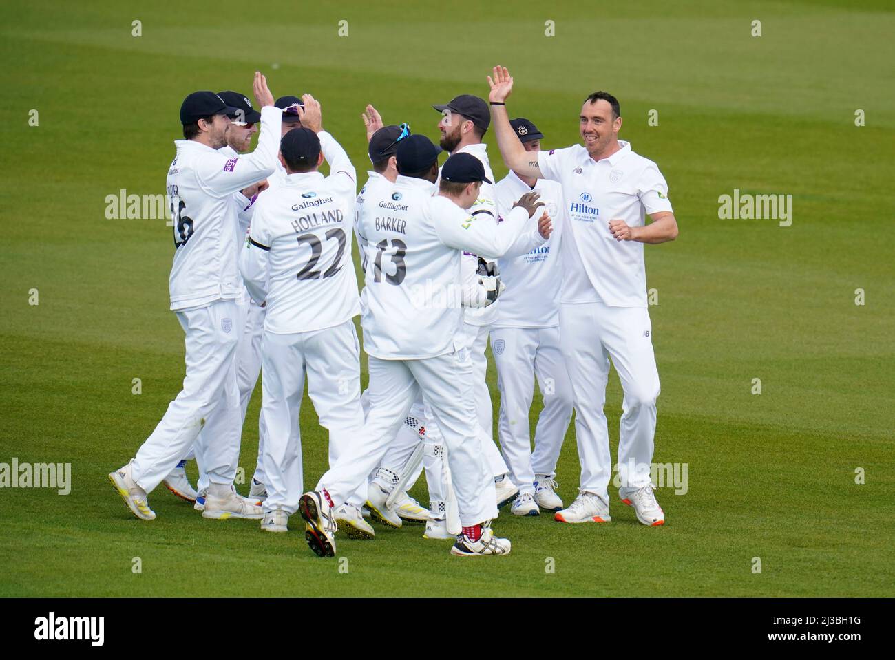 Hampshire Kyle Abbott (rechts) feiert mit seinen Teamkollegen, nachdem er das Wicket von Somerset's Tom Abell am ersten Tag des LV= County Championship Division One Matches im Ageas Bowl, Southampton, gewonnen hat. Stockfoto