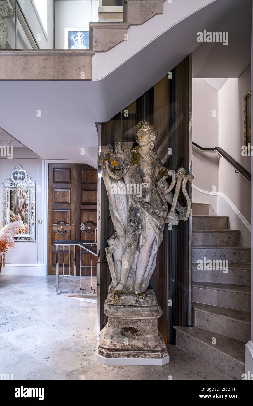 Apollo-Statue aus dem 18.. Jahrhundert im Foyer des Holland Park-Hauses mit Innenarchitektur von David Carter, London, Großbritannien Stockfoto