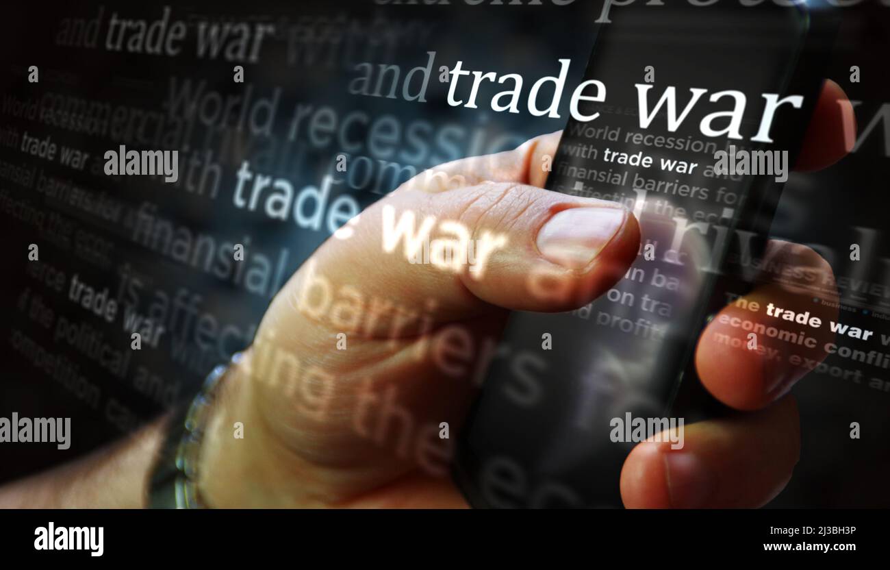 Soziale Medien auf dem Display mit Handelskrieg Import und Export Steuertarif. Suche auf Tablet, Pad, Telefon oder Smartphone-Bildschirm in der Hand. Abstraktes Konzept von Stockfoto
