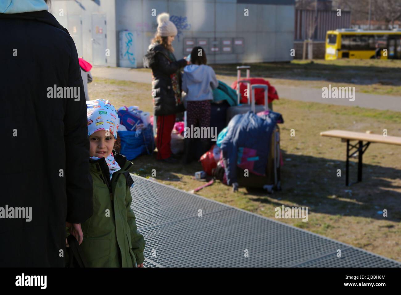 Ukrainische Flüchtlingskinder am Berliner Hauptbahnhof, nachdem sie dem Krieg entflohen waren. Stockfoto